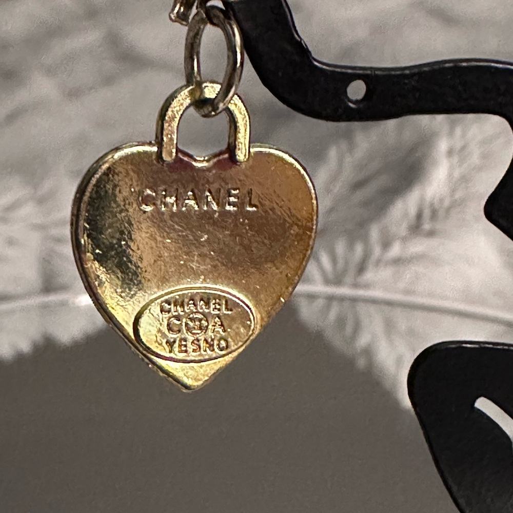 🔥CHANEL AUTHENTIC Beautiful/Adorable Lavender YES/NO Heart Earrings w/Bows🎀 - Picture 4 of 14